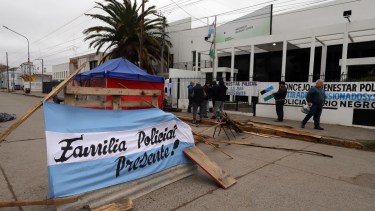 En Viedma el acampe de policías se mantiene  desde hace dos semanas frente al Ministerio de Seguridad. Foto: Archivo/Marcelo Ochoa