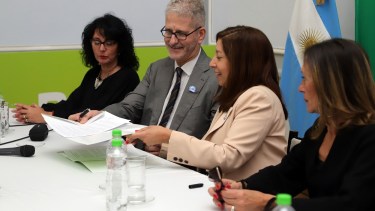 Barotto y Carreras firmaron el documento en el Salón Gris en Viedma. Foto: Marcelo Ochoa.