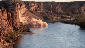Video: pasaban un día en el río y los acantilados comenzaron a desmoronarse