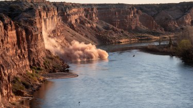 Video: pasaban un día en el río y los acantilados comenzaron a desmoronarse