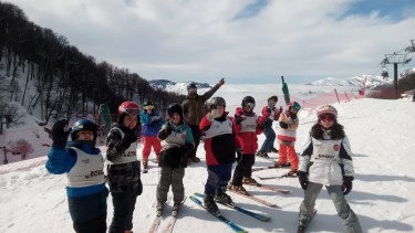 El programa Esquí Escolar se realiza desde hace años en Bariloche con los alumnos de 5to grado de escuelas públicas. Este invierno se discontinuará. Archivo