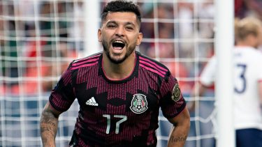 Tecatito Corona se lesionó en Sevilla en el arranque de la Liga de España.