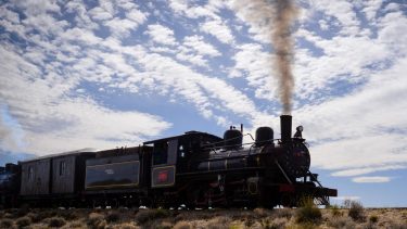 El servicio Turístico sale de la estación Ingeniero Jacobacci a las 12:00 horas y recorre 15 kilómetros para llegar al Empalme 648, llegando a las 12:35 horas.