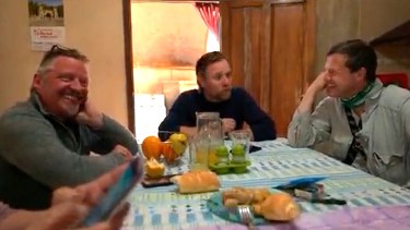 Durante varios meses recorrió 13 países para filmar el documental Long Way Up. En una parada una familia argentina de Chilecito que le convidó un plato especial.