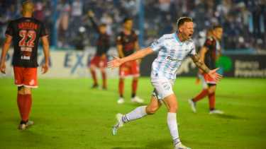 Cristian Menéndez abrió la goleada con una chilena impresionante. Atlético Tucumán derrotó 4 a 0 a Barracas. 