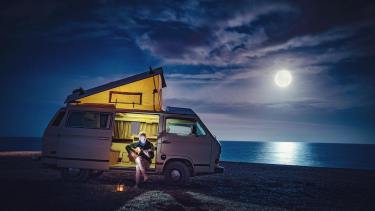 En Puerto Madryn. Rodrigo y su guitarra en la costa de Chubut, iluminado por la luna. 