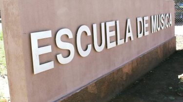 Con los problemas edilicios aseguran que se pierden materiales de estudio y trabajo, como computadores, impresoras, planillas, pianos, guitaras, entre otros instrumentos eléctricos. Foto: Facebook Escuela Superior de Música de San Martín de los Andes