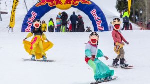 Disfraces, saltos y diversión en la «Red Bull Jump &#038; Freeze» en el Cerro Catedral