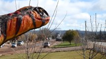 Imagen de Un dino naranja recibe a los visitantes de Rincón de los Sauces