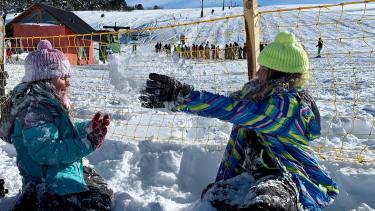 Muchas familias que quieren esquiar, buscan los precios más bajos del Parque de nieve Batea Mahuida.
