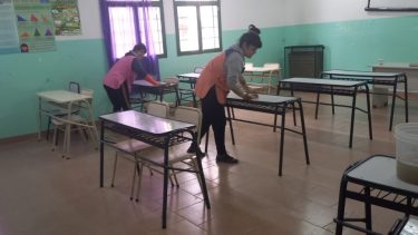 Tras la separación preventiva del cargo de los directivos, auxiliares limpiaron la escuela 360 para volver a clases. Foto: www.facebook.com/ricardo.tabia.9