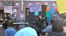 Imagen de Con un concierto cortaron la calle para reclamar instrumentos para el colegio en Bariloche