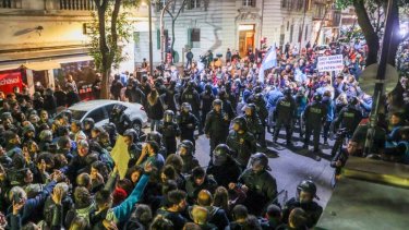 Afuera de la casa de Cristina se encontraron manifestantes en contra y en apoyo a la vicepresidenta. (Foto: Página 12)