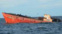 Imagen de Un nuevo barco se hunde en Las Grutas: el parque submarino no para de crecer