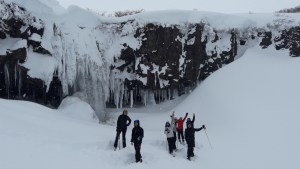 Caviahue: caminaron hasta una cascada congelada y llegaron a «la cueva de la era del hielo»