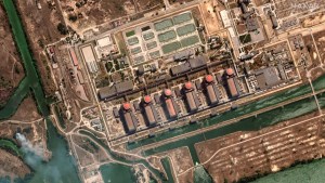 Vecinos de la central nuclear ucraniana de Zaporiyia se preparan para lo peor