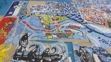 El mural de mosaiquismo se realizó de manera colaborativa y se ensamblará en Malasia. Foto: Gentileza