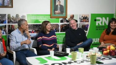 La gobernadora en el local roquense de Juntos Somos Río Negro. En la reunión casi no se habló de Weretilneck.