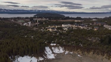 La Escuela Militar de Montaña y el Centro Atómico Bariloche son vecinos en el kilómetro 9 de la avenida Bustillo (Foto: Marcelo Martínez)