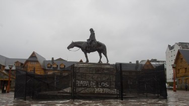 El monumento se encuentra emplazado en el corazón del Centro Cívico de Bariloche. Foto: Archivo. 