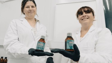 Tamara Rubilar (a la derecha) es científica y cofundadora de la bioempresa que se basa en el cultivo sustentable de erizos