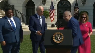 Joe Biden y otro incómodo momento: quiso saludar dos veces a un mismo senador