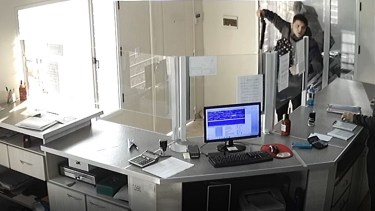 El robo a mano armada ocurrió durante la mañana de ayer, lunes. (Captura).-