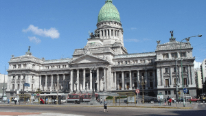 Dos productores de TV quisieron ingresar a Diputados con un arma de fuego “inutilizable”
