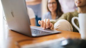 Lanzan becas destinadas a mujeres para estudiar programación