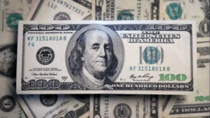 El dólar sigue a la baja pero pasa la barrera de de los $300