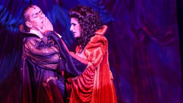 Juan Rodó y Cecilia Milone protagonizan "Drácula" desde su estreno, en 1991.