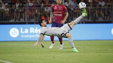Espectacular gol de Messi en el debut del PSG por la Ligue 1 francesa