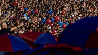 La hinchada de San Lorenzo recibió a unos 20 o 30 fanáticos de Central en su popular. 