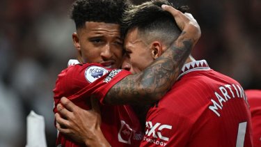Lisandro Martínez festeja junto a Sancho, autor del primer gol del United contra el Liverpool.