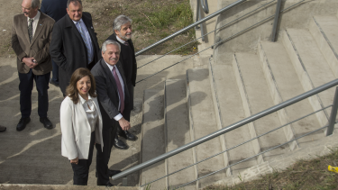 Tras la inauguración del edificio del Inibioma, el presidente Alberto Fernández se dirigió hacia la zona oeste de Bariloche y pasó por el domicilio del intendente Gennuso. (foto Marcelo Martínez)