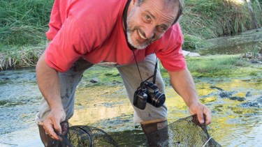 Investigador. Cristián Pérez realiza estudios en el Río Negro. 