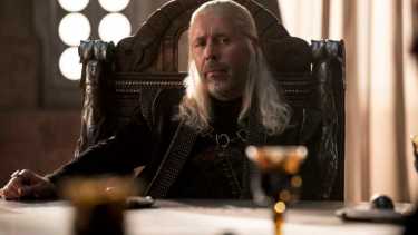 Aunque Rhaenys llega como la pretendiente más idónea para el cargo, los señores de Westeros se inclinan por Viserys: la imagen de una mujer en el Trono de Hierro era demasiado inaceptable para los lores.