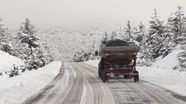 En la ruta 40 entre Bariloche y El Bolsón arrojan sal a granel para evitar la formación de hielo. Foto: Vialidad Nacional
