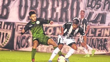 El Albinegro viene de caer con Camioneros (Foto: Yamil Regules)