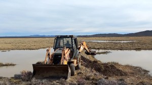 La remoción de diques en el arroyo Maquinchao permite el ingreso de agua a las lagunas Ñe Luan y Carrilaufquen
