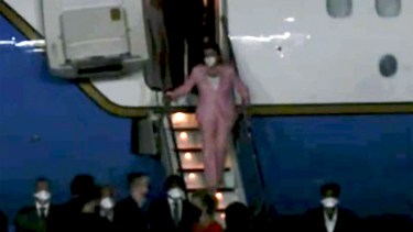 Una captura de video muestra el descenso de Pelosi en Taiwán. Foto: AP
