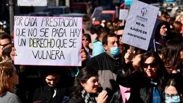 El colectivo de discapacidad Alto Valle convocó en Neuquén a la marcha nacional en reclamo por el cobro de prestaciones. Foto Matías Subat.-