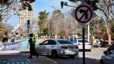 Avenida Argentina y las vías, cuando aún estaba en obra parte del bulevard. Las giros prohibidos, de adorno (foto Matías Subat)