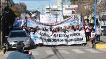 Imagen de Paro docente: tras marchar en Ruta 22, las protestas finalizaron en el centro de Roca