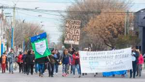 Amenazaron con prenderle fuego los autos a los padres de la Escuela 357: se movilizan en Roca