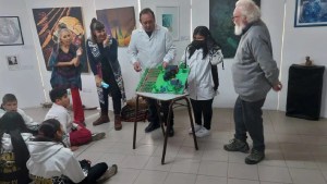 La muestra artística que recorre las escuelas de Viedma, San Javier y El Juncal
