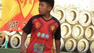 Un niño se colgó de un arco, el travesaño le golpeó la cabeza y murió