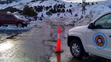 En Neuquén, hay caminos inhabilitados por la nieve. Foto: Facebook Subsecretaría de Defensa Civil y Protección Ciudadana. 