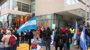 No a la base Yanki se manifestó en el hotel Hilton tras la llegada del embajador de Estados Unidos. Foto: Gentileza. 