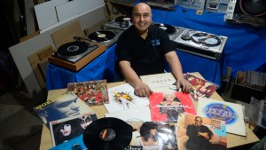 El amante de la música que creó un club de vinilos en Roca